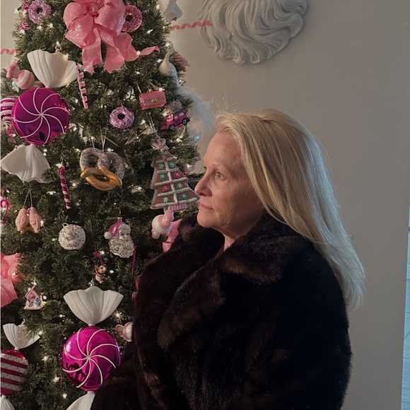 LUXURIOUS FUR COAT - Picture 10 of 12